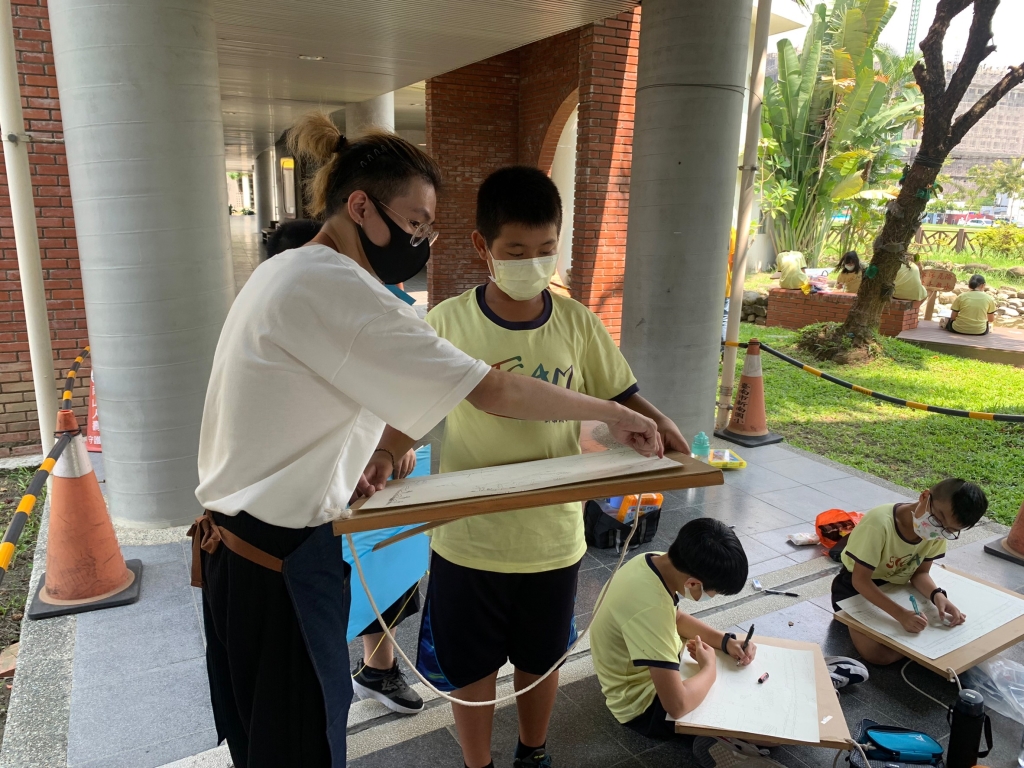 台南新南國小-蔥蔥老師指導同學構圖中